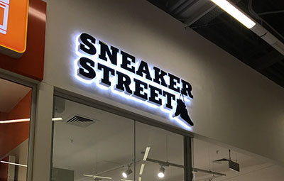 Изготовление и монтаж объемных световых букв для Sneaker Street